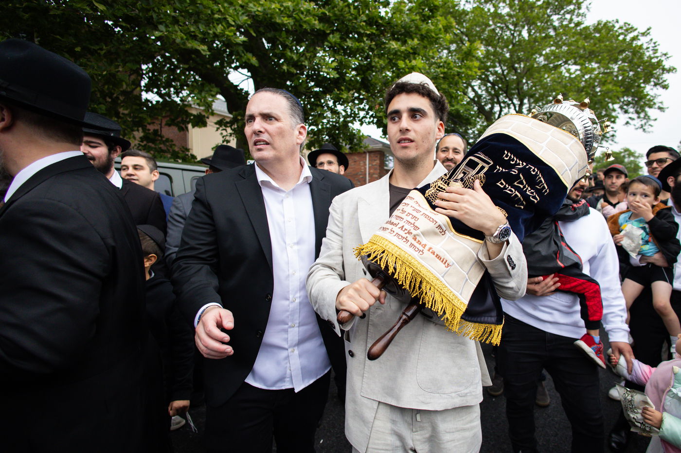 הכנסת ספרי תורה ב"בורגן ביץ" שבברוקלין