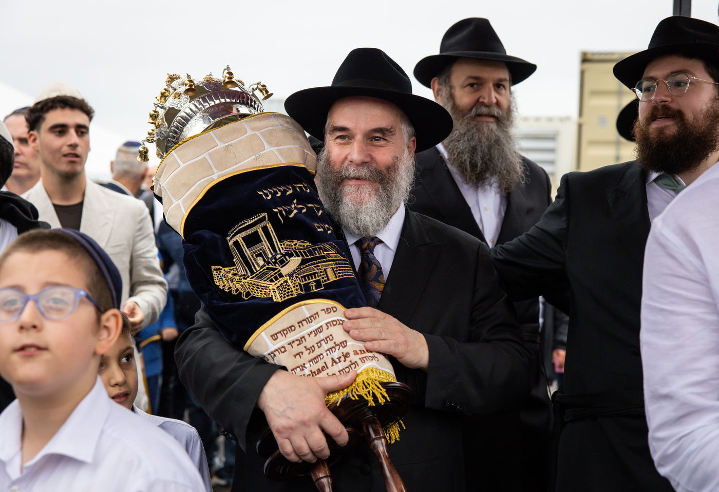 הכנסת ספרי תורה ב"בורגן ביץ" שבברוקלין