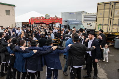הכנסת ספרי תורה ב"בורגן ביץ" שבברוקלין