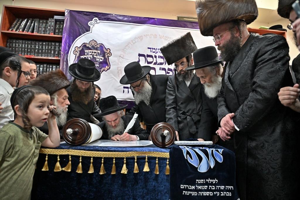 מעמד הכנסת ספר תורה לישיבת 'חיי תורה'