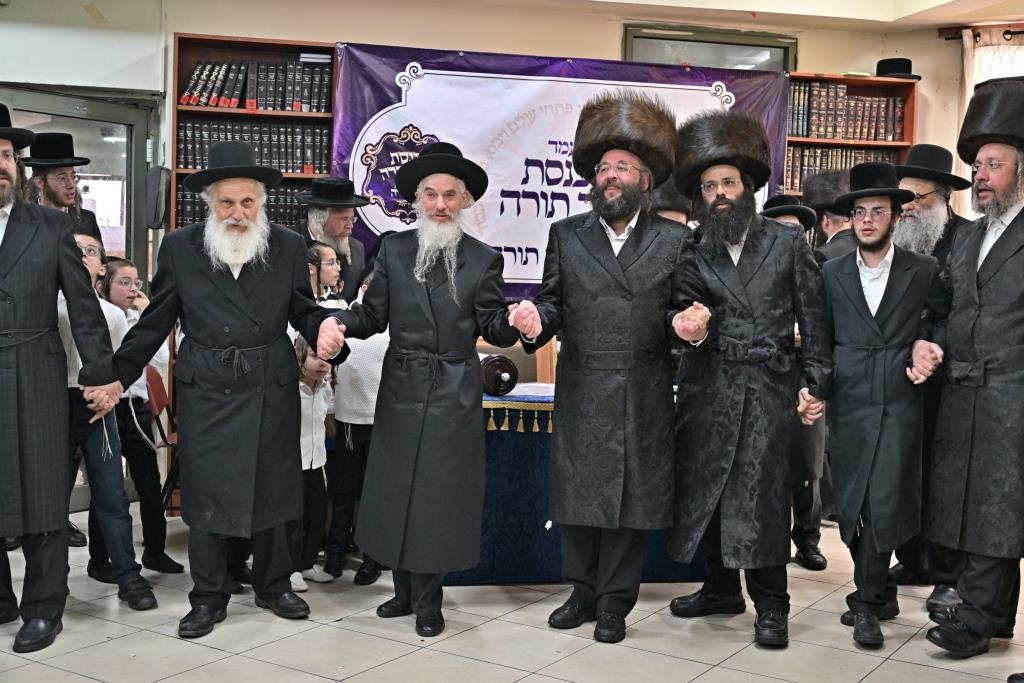 מעמד הכנסת ספר תורה לישיבת 'חיי תורה'