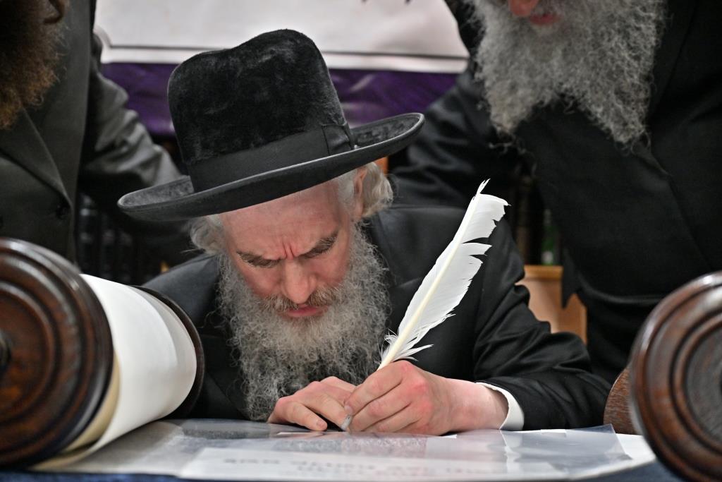 מעמד הכנסת ספר תורה לישיבת 'חיי תורה'