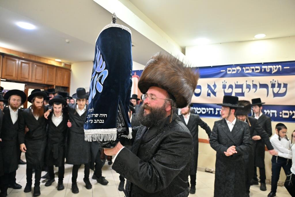 מעמד הכנסת ספר תורה לישיבת 'חיי תורה'