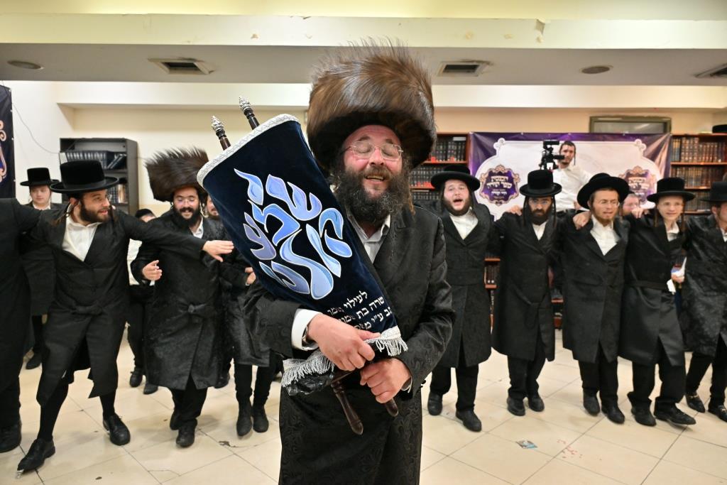 מעמד הכנסת ספר תורה לישיבת 'חיי תורה'