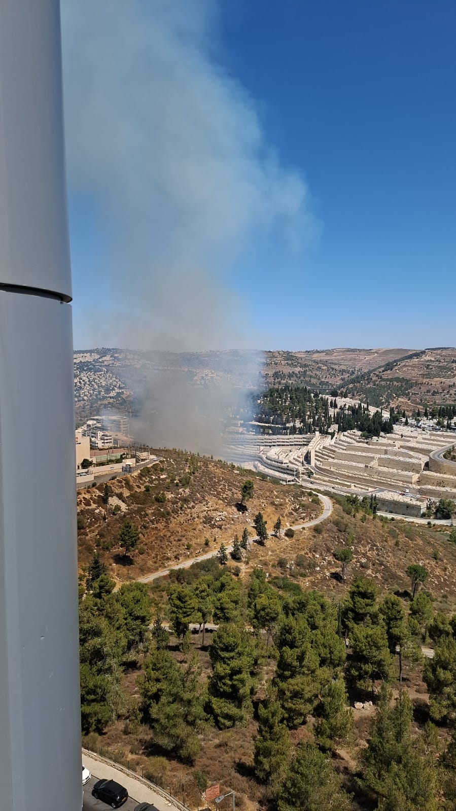 שריפה פרצה בין הר המנוחות ושכונת הר נוף: סכנה למתחם חברת החשמל
