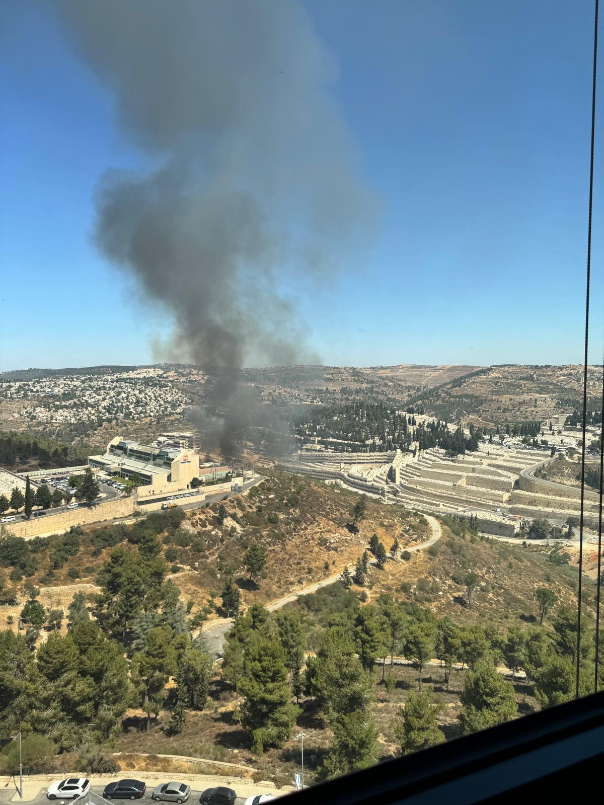 שריפה פרצה בין הר המנוחות ושכונת הר נוף: סכנה למתחם חברת החשמל