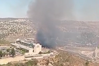 שריפה פרצה בין הר המנוחות ושכונת הר נוף: סכנה למתחם חברת החשמל 