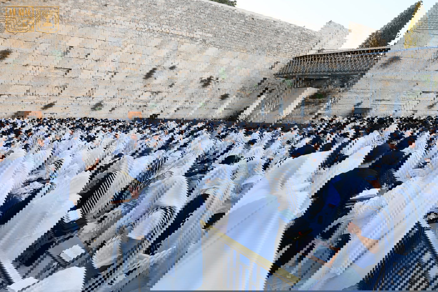 המונים בתפילת ראש חודש תמוז