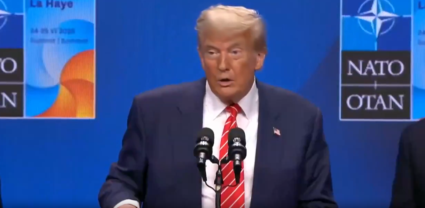 טראמפ בשיחה עם העיתונאית