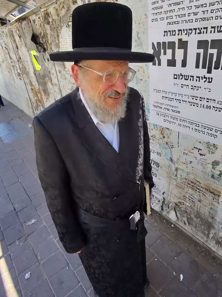 האדמו"ר מאנטניא עם כוכב הרשת דודי קפלר