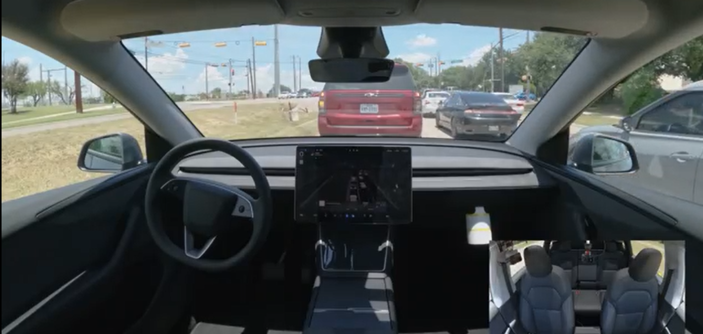 הטסלה ממתינה ברמזור, ללא נהג.