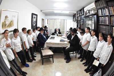 ילדי קריית ספר בבחינה אצל הגר"ש גלאי