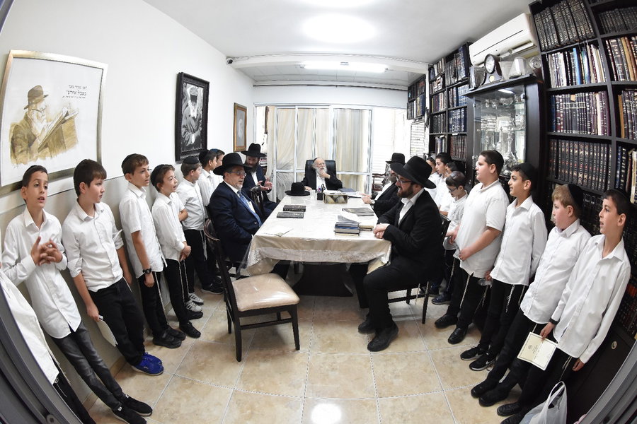 ילדי קריית ספר בבחינה אצל הגר"ש גלאי