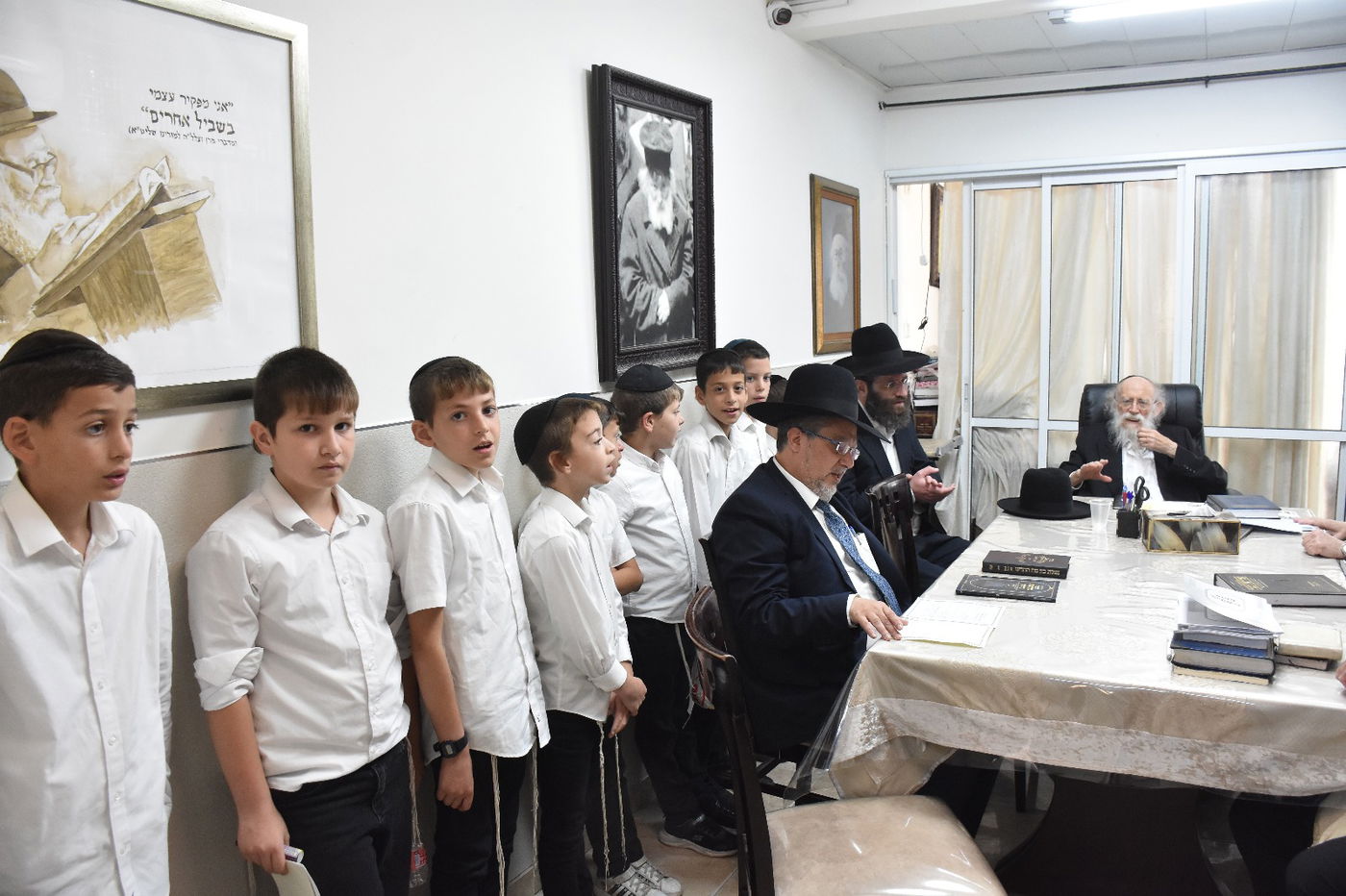 ילדי קריית ספר בבחינה אצל הגר"ש גלאי