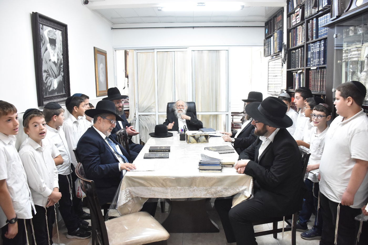 ילדי קריית ספר בבחינה אצל הגר"ש גלאי