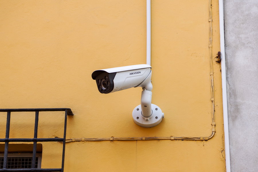 מצלמה תוצרת החברה הסינית Hikvision במילאנו, איטליה.