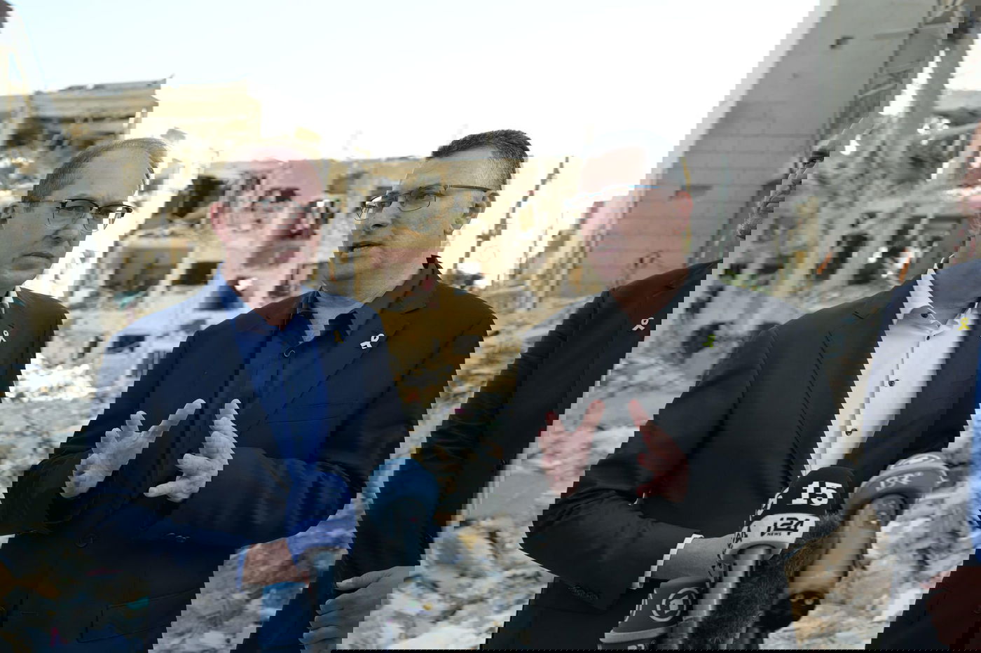 שר החוץ גדעון סער ביקר עם שר הפנים הגרמני בזירת הנפילה בבת ים | תיעוד