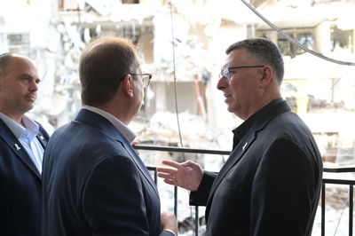 שר החוץ גדעון סער ביקר עם שר הפנים הגרמני בזירת הנפילה בבת ים | תיעוד