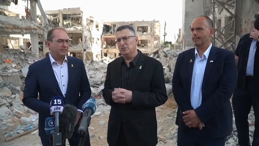 שר החוץ גדעון סער עם שר הפנים הגרמני בזירת הנפילה בבת ים