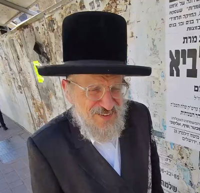 האדמו"ר מאנטניא עם כוכב הרשת דודי קפלר