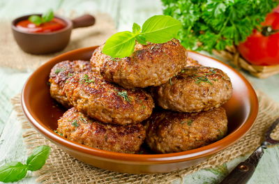 קציצות עוף עם ירקות שיצאו לכם מושלמות – בלי להתפרק