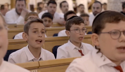 תיעוד מרגש | מאות תינוקות של 'בית רבן' בשירה מרטיטה: "אהבת תורה"