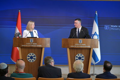 סער עם שרת החוץ של אוסטריה