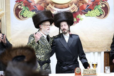 הרה"צ רבי יחיאל יהושע הגר עם אביו האדמו"ר מסערט ויז'ניץ