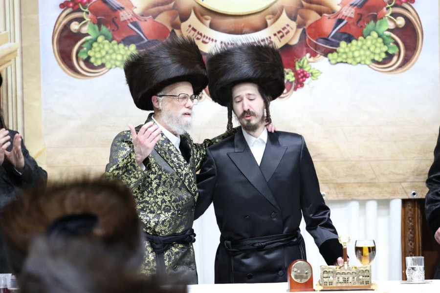 הרה"צ רבי יחיאל יהושע הגר עם אביו האדמו"ר מסערט ויז'ניץ