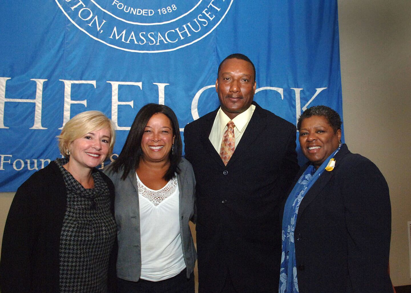 רונלד קוטון ובני משפחתו לצד ג’ניפר תומפסון (משמאל)