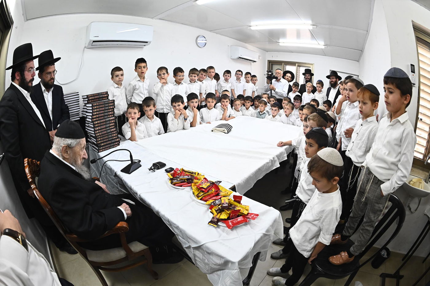 מסיבת חומש לילדי 'תורה ודעת' במעונו של הגר"ד לנדו 