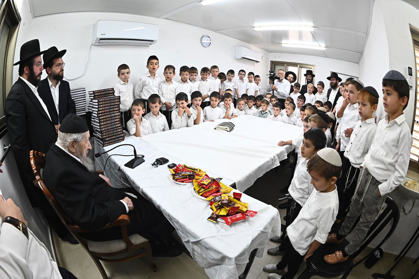 מסיבת חומש לילדי 'תורה ודעת' במעונו של הגר"ד לנדו 