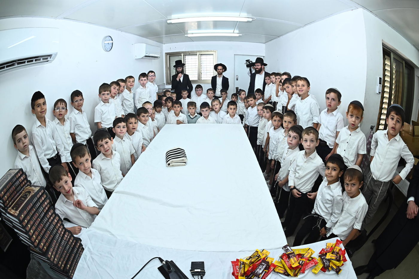 מסיבת חומש לילדי 'תורה ודעת' במעונו של הגר"ד לנדו 