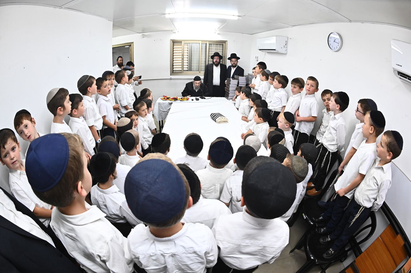 מסיבת חומש לילדי 'תורה ודעת' במעונו של הגר"ד לנדו 