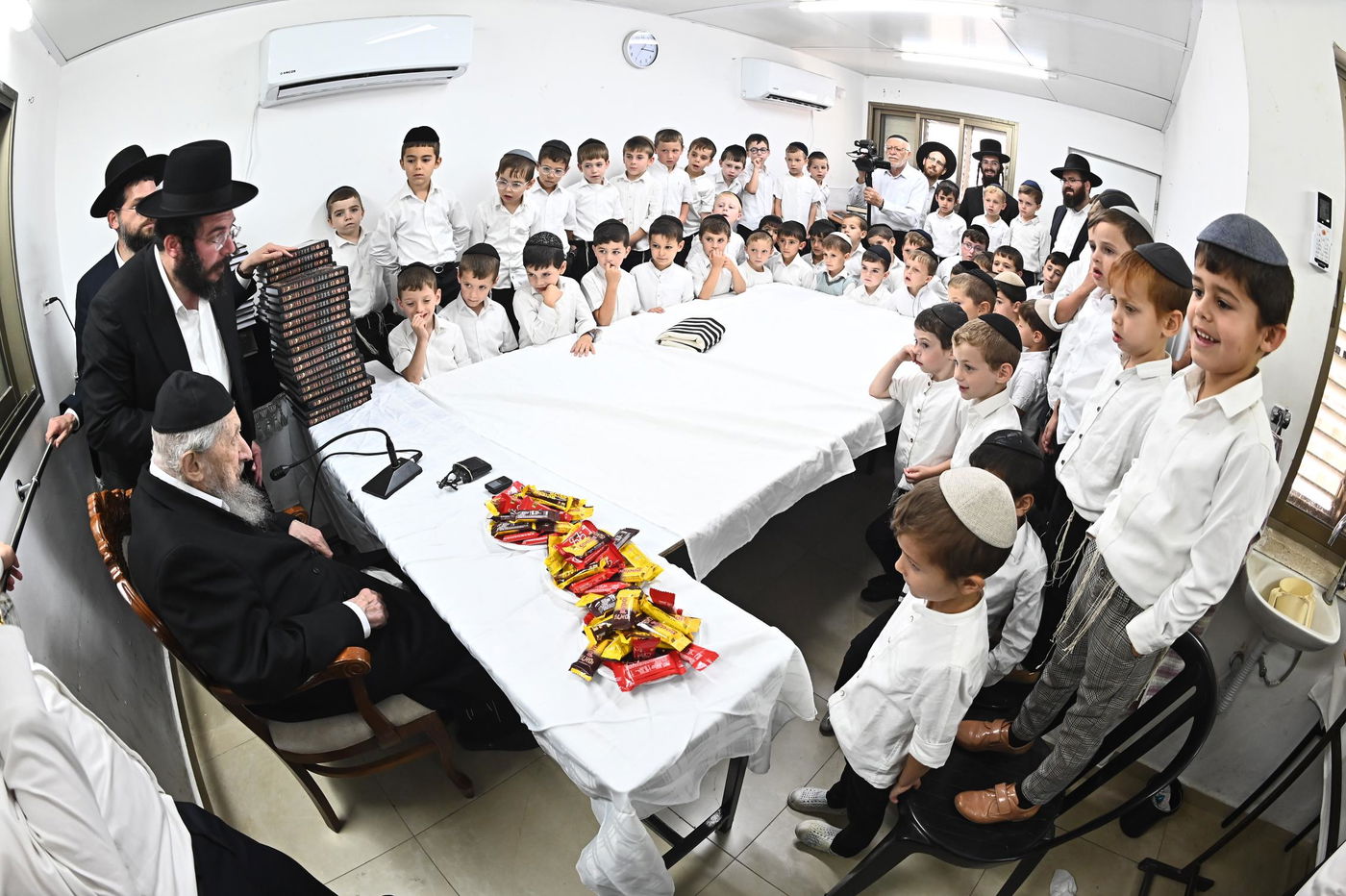 מסיבת חומש לילדי 'תורה ודעת' במעונו של הגר"ד לנדו 