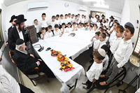 מסיבת חומש לילדי 'תורה ודעת' במעונו של הגר"ד לנדו 