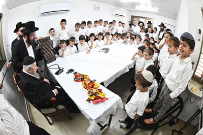 מסיבת חומש לילדי 'תורה ודעת' במעונו של הגר"ד לנדו 