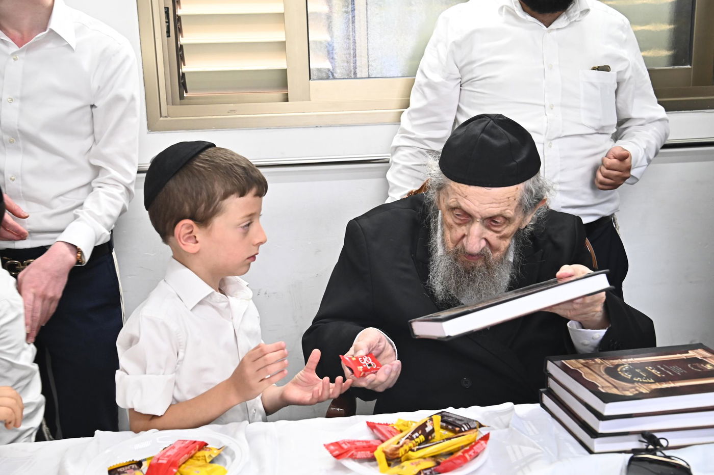 מסיבת חומש לילדי 'תורה ודעת' במעונו של הגר"ד לנדו 