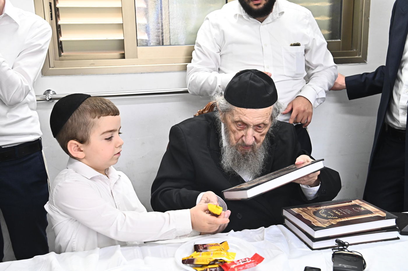 מסיבת חומש לילדי 'תורה ודעת' במעונו של הגר"ד לנדו 