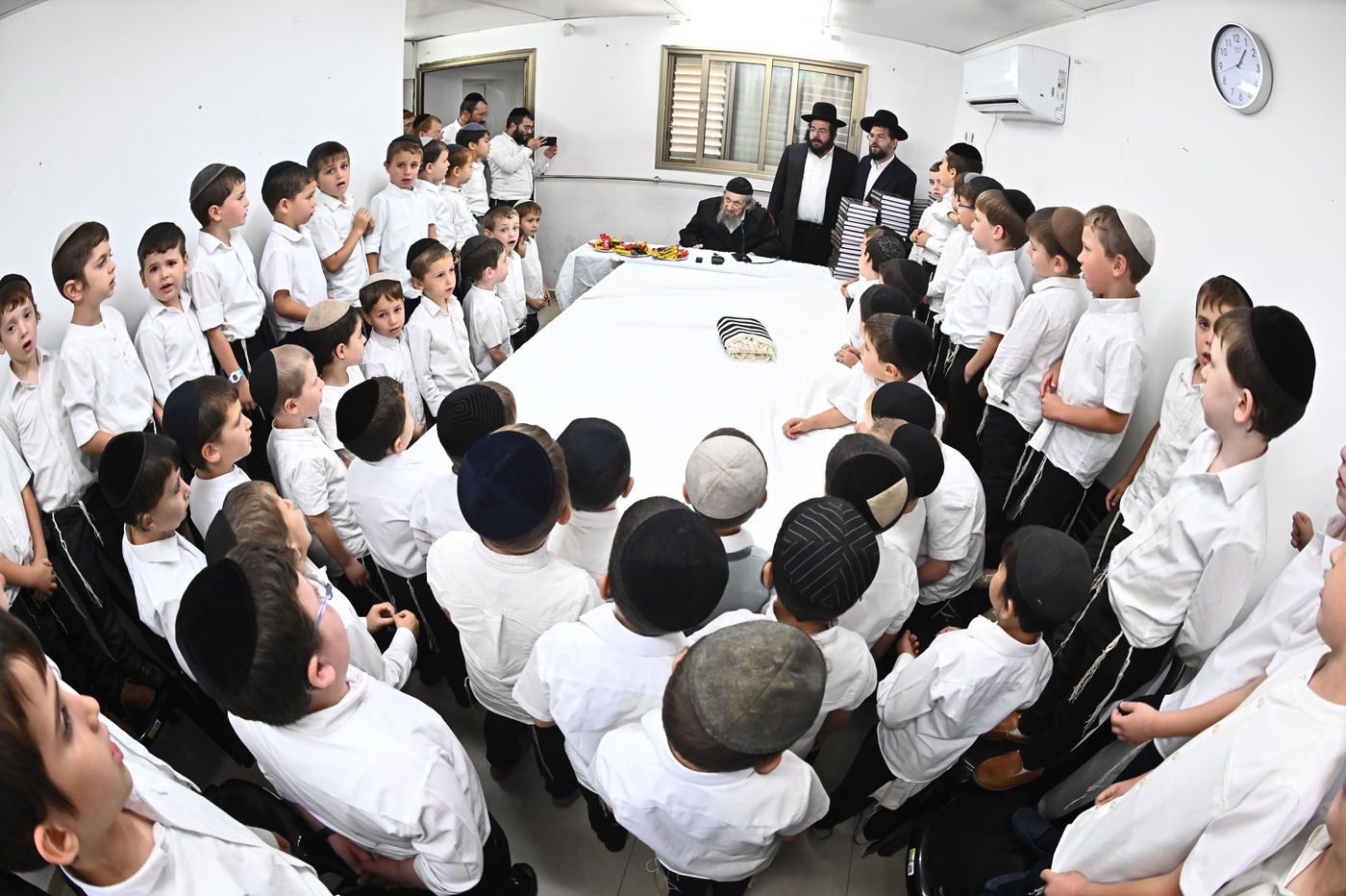 מסיבת חומש לילדי 'תורה ודעת' במעונו של הגר"ד לנדו 