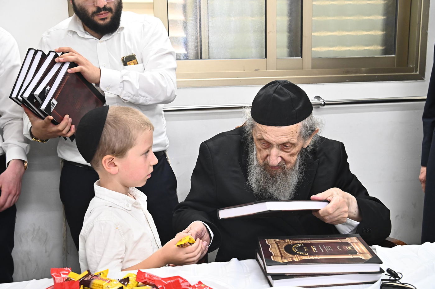 מסיבת חומש לילדי 'תורה ודעת' במעונו של הגר"ד לנדו 