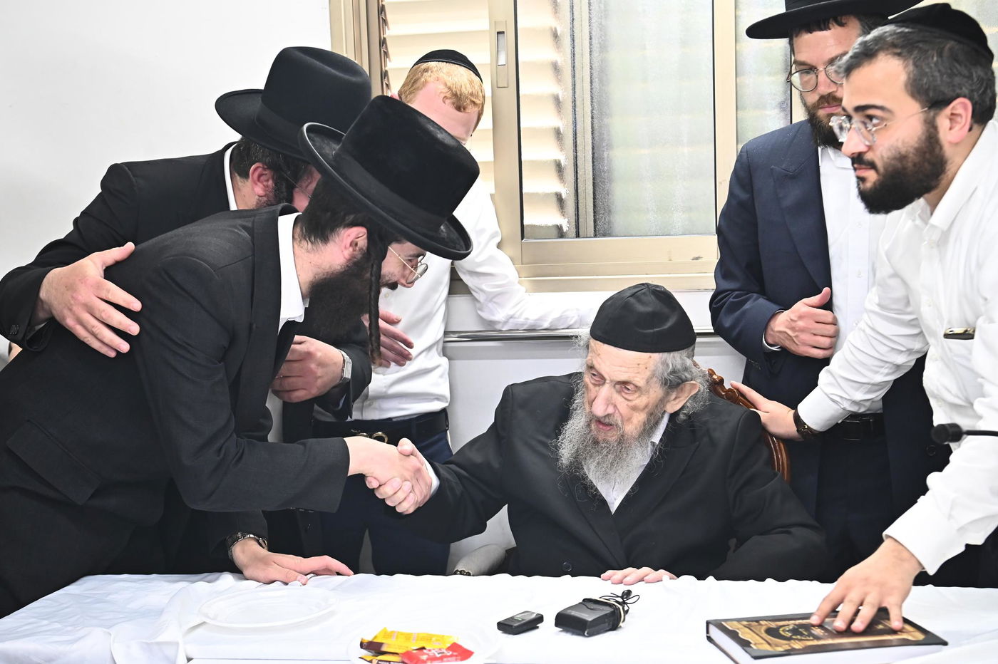 מסיבת חומש לילדי 'תורה ודעת' במעונו של הגר"ד לנדו 