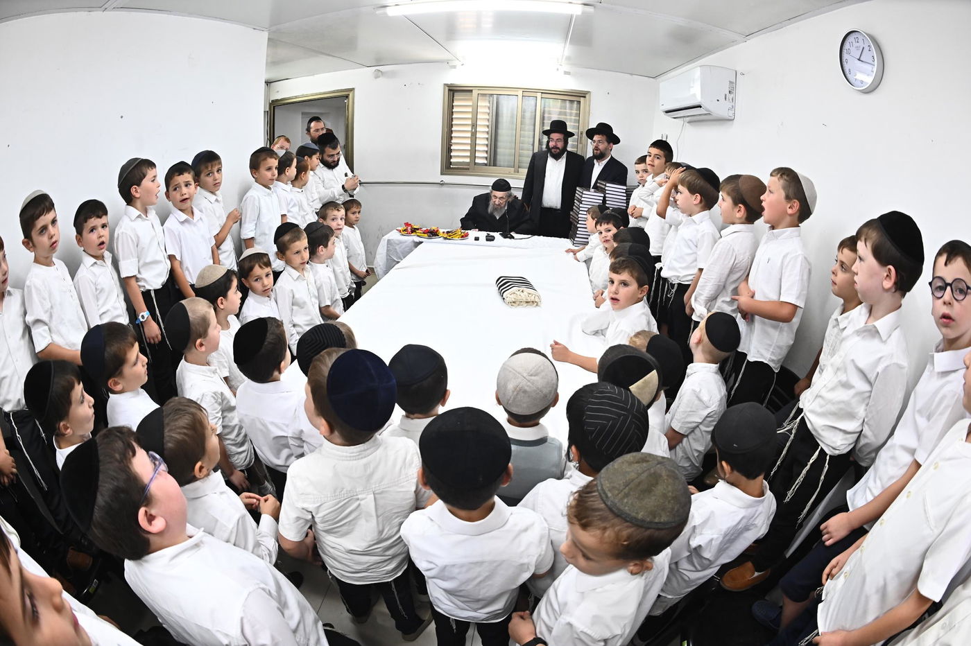 מסיבת חומש לילדי 'תורה ודעת' במעונו של הגר"ד לנדו 