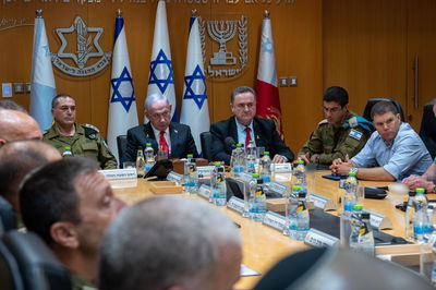 ראש הממשלה בנימין נתניהו, שר הביטחון ישראל כ"ץ והרמטכ"ל אייל זמיר עם פורום מטכ"ל