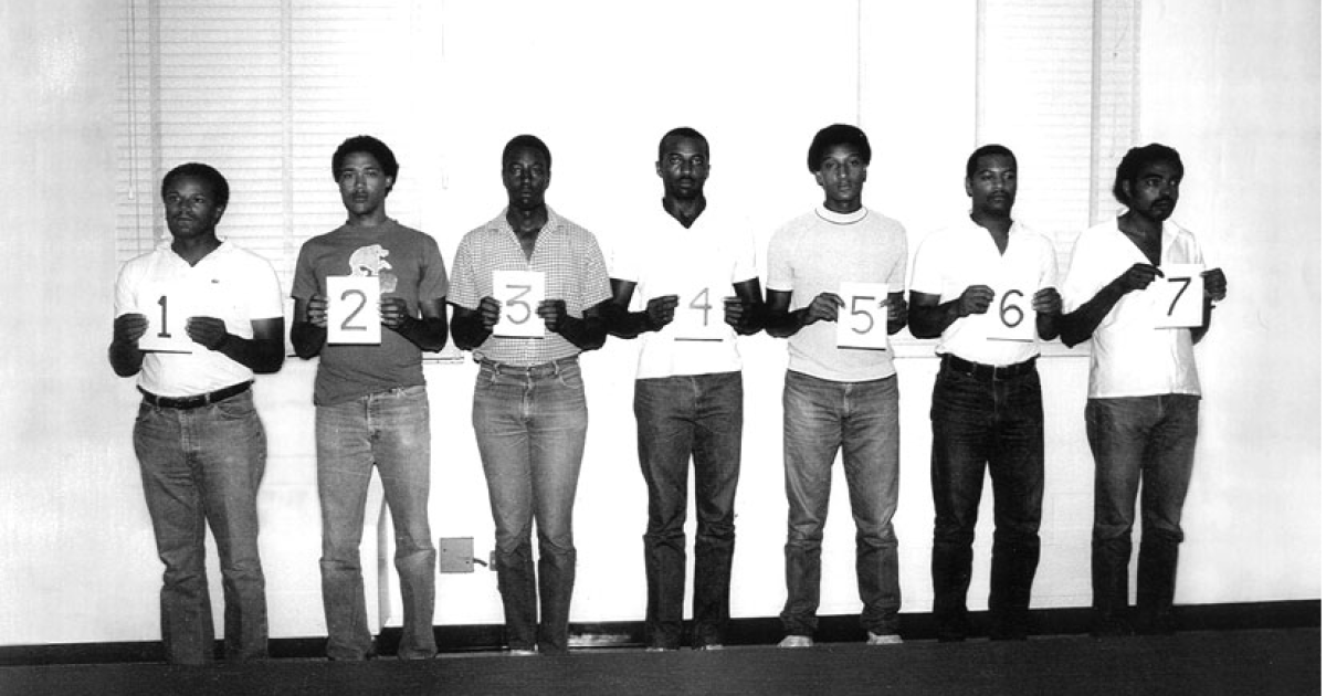 המסדר בו זיהתה ג'ניפר את קוטון בטעות כאדם שפגע בה (קוטון מחזיק את מספר 5)