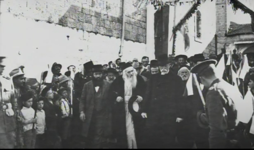 הכובע ביד - הגרי"ח זוננפלד מלווה את נשיא צ'כוסלובקיה תומאס מסריק בביקורו בשכונות החרדיות במרכז ירושלים בשנת תרפ"ז (1927).