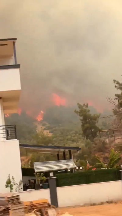 טורקיה נאבקת בלהבות ענק; לפחות ארבע עיירות פונו מיושביהן