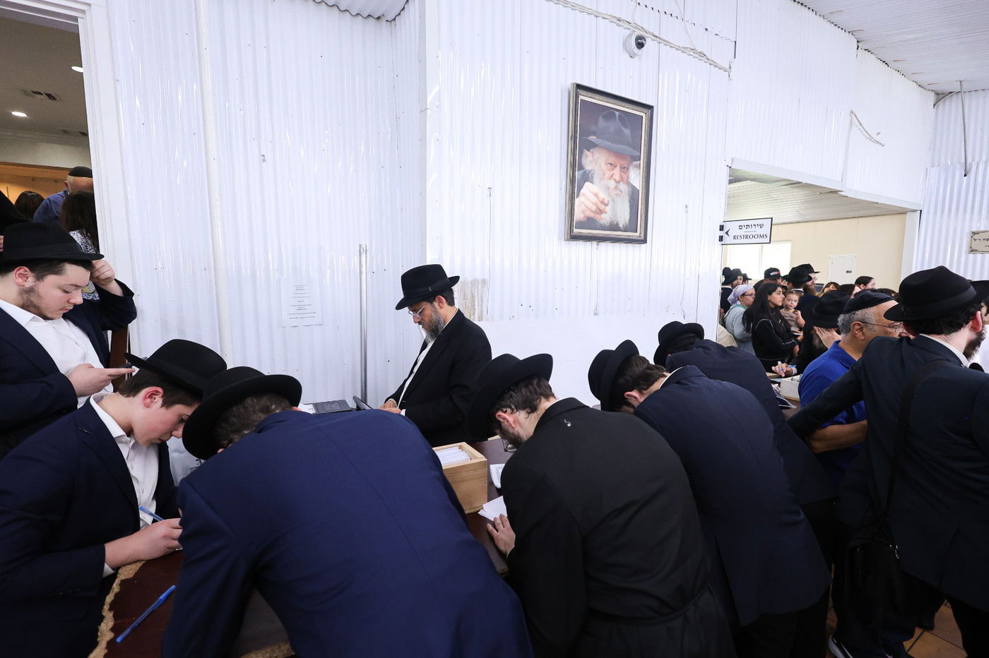 חום לוהט, המתנה של שעות: מכל העולם עמדו בתור לציון הרבי מליובאוויטש