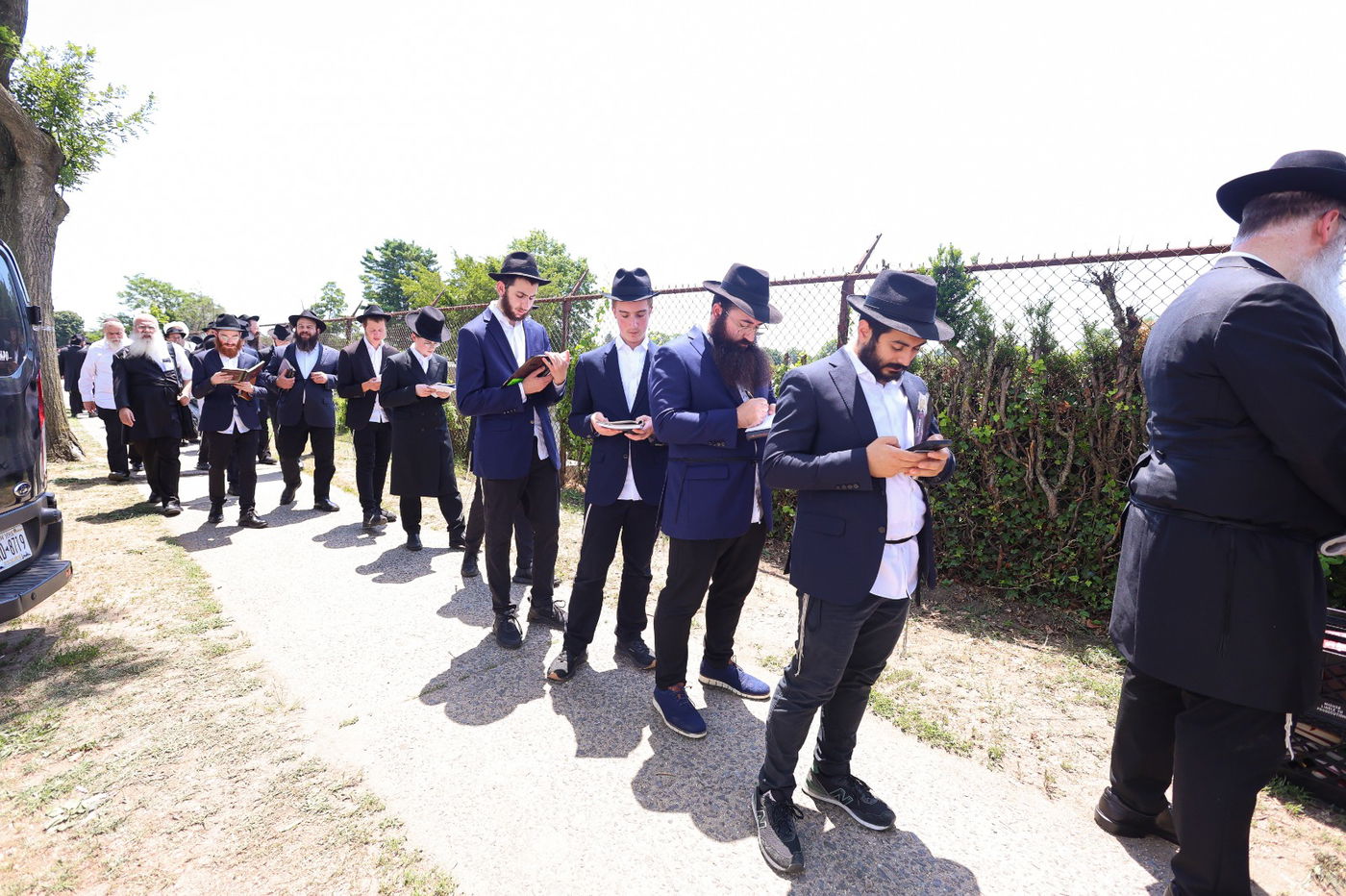 חום לוהט, המתנה של שעות: מכל העולם עמדו בתור לציון הרבי מליובאוויטש