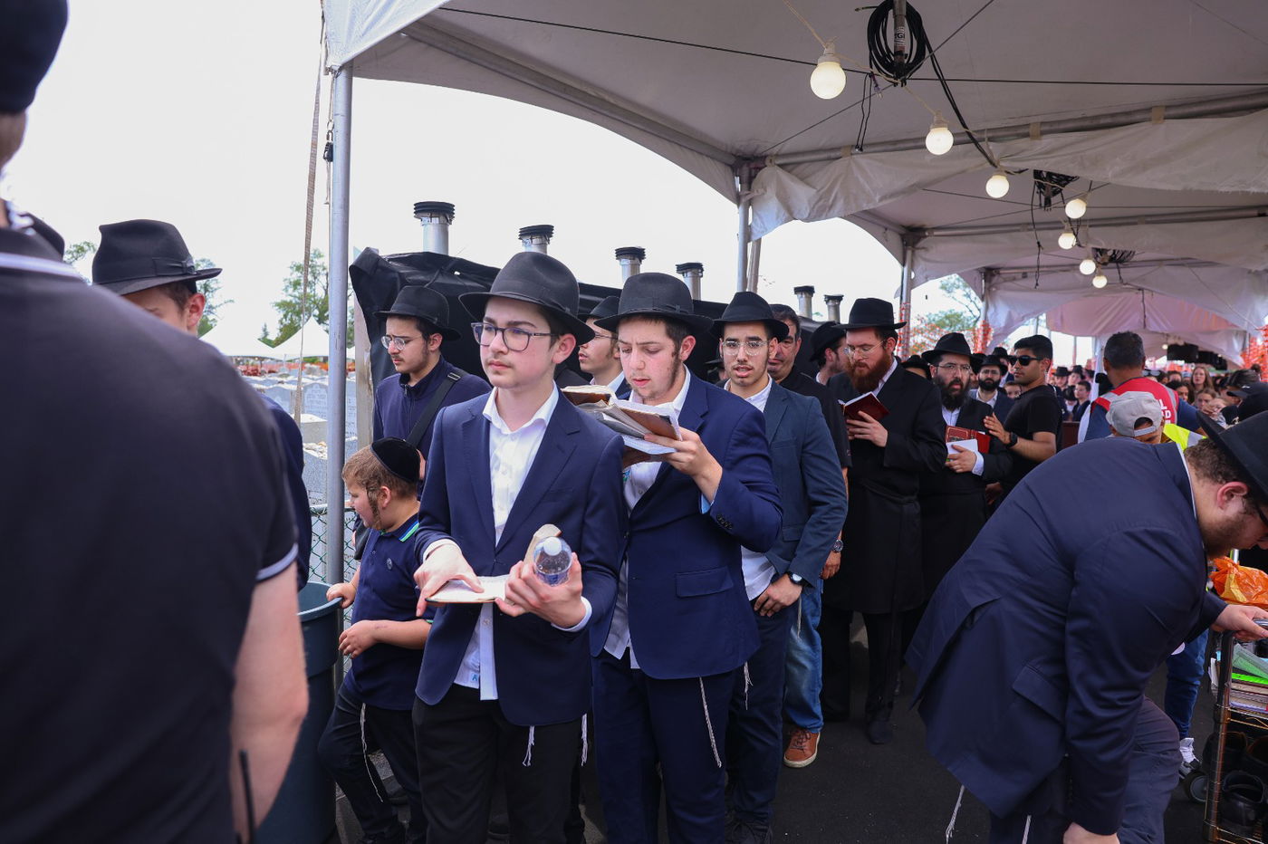 חום לוהט, המתנה של שעות: מכל העולם עמדו בתור לציון הרבי מליובאוויטש